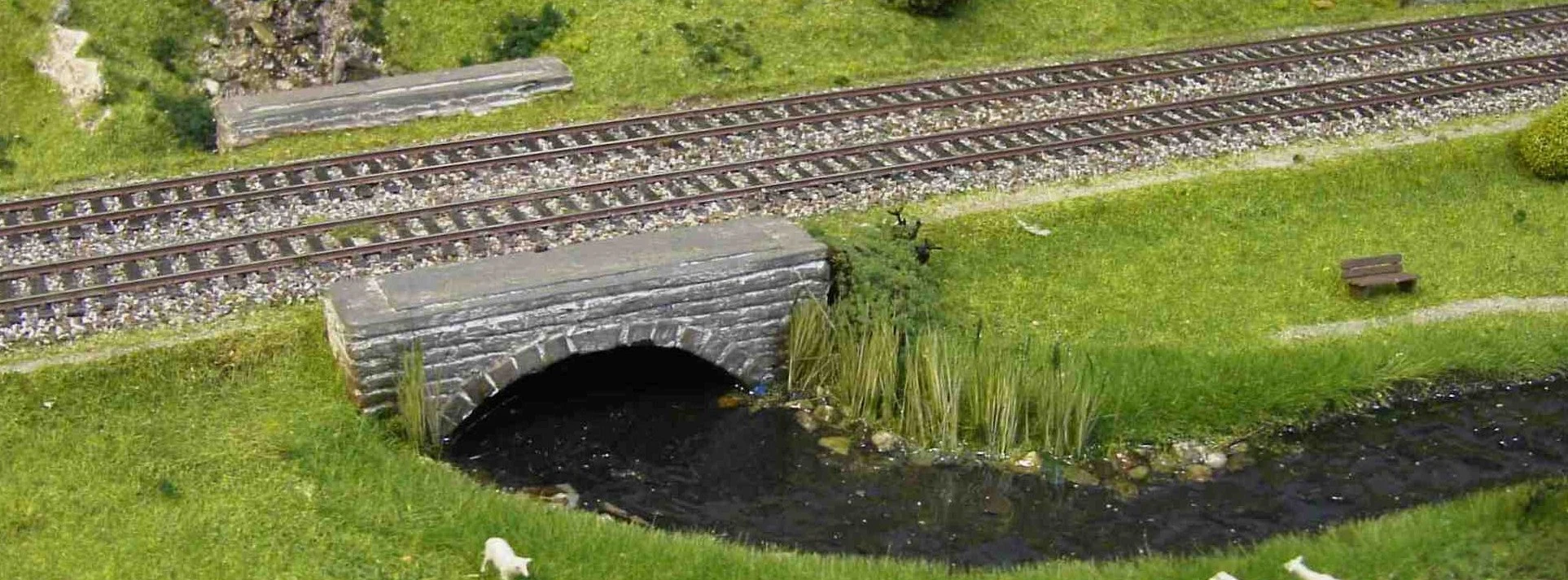 duiker voor klein riviertje onder tweesporig traject